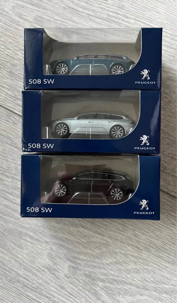 Lot de 3 petites voitures de collection Peugeot 508 SW  1/64
